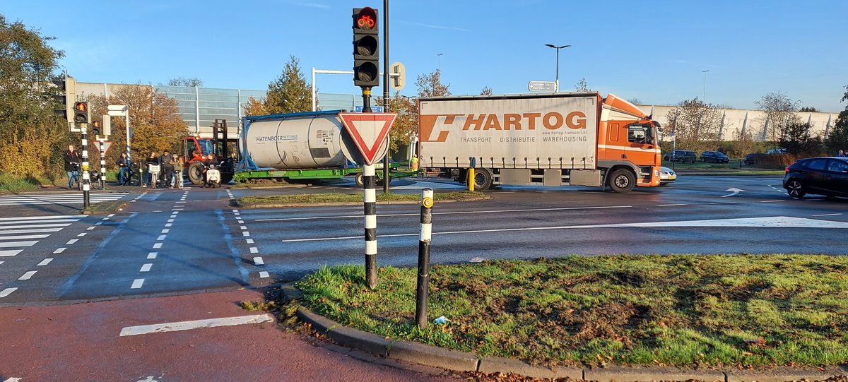 Vrachtwagenchauffeur rijdt zich vast in berm. #Vlaardingen.
