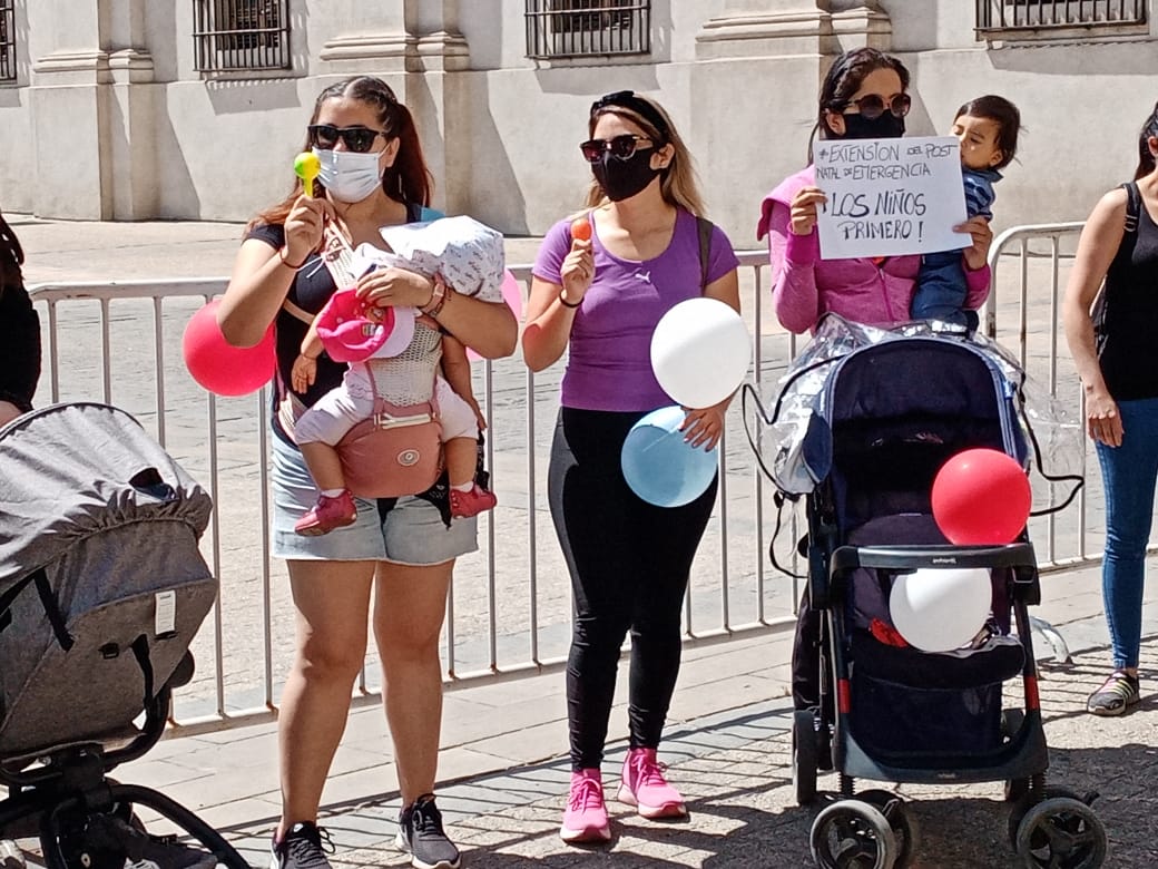 Postnataldeeme1's tweet photo. Fuimos pocas..pero representamos a MILES con la misma angustia de no saber donde dejar a nuestros bebes, Sr. @sebastianpinera  necesitamos una respuesta hoy,cuanto más volteara la cara a las miles de madres de Chile?@MarceSabat @jplchile @carolinagoic @Postnataldeeme1 @canal13 https://t.co/Lx4y27TFDJ