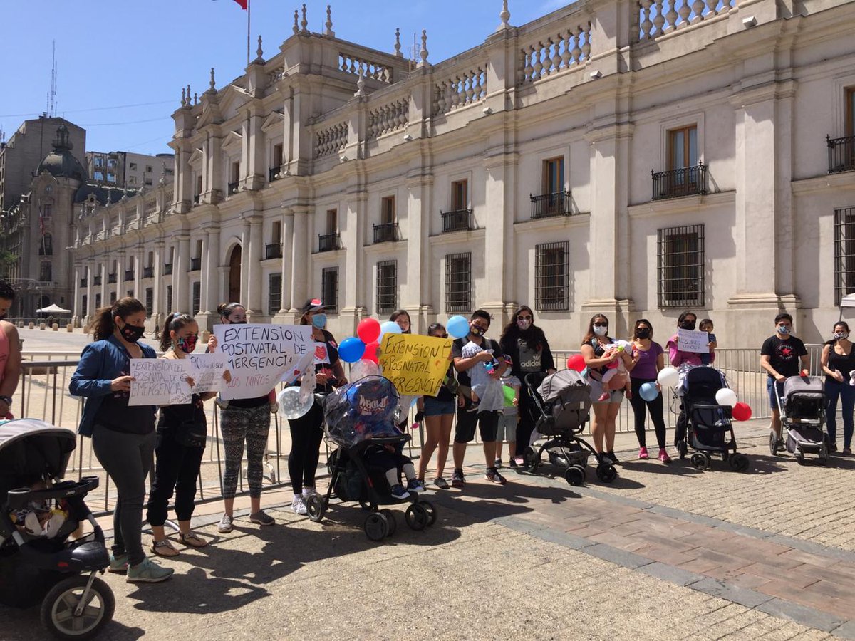 Postnataldeeme1's tweet photo. Fuimos pocas..pero representamos a MILES con la misma angustia de no saber donde dejar a nuestros bebes, Sr. @sebastianpinera  necesitamos una respuesta hoy,cuanto más volteara la cara a las miles de madres de Chile?@MarceSabat @jplchile @carolinagoic @Postnataldeeme1 @canal13 https://t.co/Lx4y27TFDJ