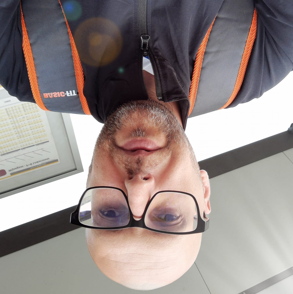 rahallens's tweet photo. Vandaag had WNL een item over de islam en plaatste de Koran ondersteboven.
Het idee? Heel simpel. tweets een foto van jezelf, maar dan ondersteboven met de #wnlchallenge https://t.co/Z7VI4TxNo3