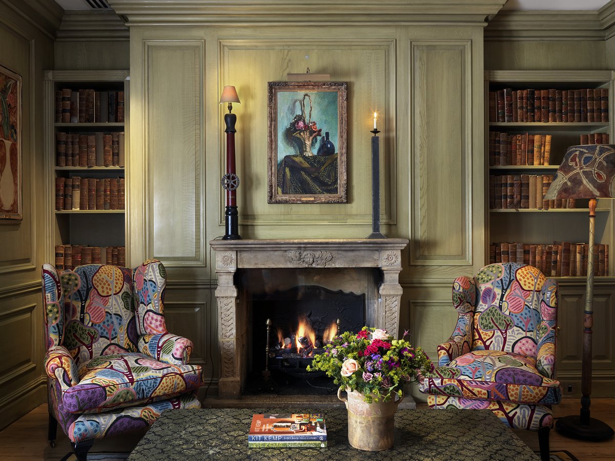 Firmdale_Hotels's tweet photo. A fireplace is the heart of any room, providing a focal point and introducing texture. Head to the Kit Kemp Design Thread blog for Kit Kemp's top tips and tricks for fireplaces at home: https://t.co/tzwFhOe7Ka #KitKempDesignThread #DesignBlog #Fireplaces #DesignTips https://t.co/DFuQZrRKVx