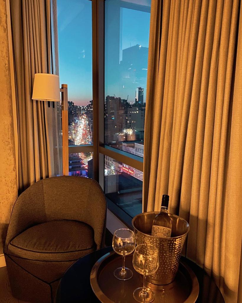 50Bowery's tweet photo. "You can never go wrong with the views at @50bowery 😍🍾🥂 So many views around the hotel and rooms that I can’t choose a favorite 😊." Stay with us this fall and enjoy the #50BoweryViews around every corner. 

Quote and photo via @beckyboricua #50BoweryHotel #NYC #boutique https://t.co/sQVf8cUIXH