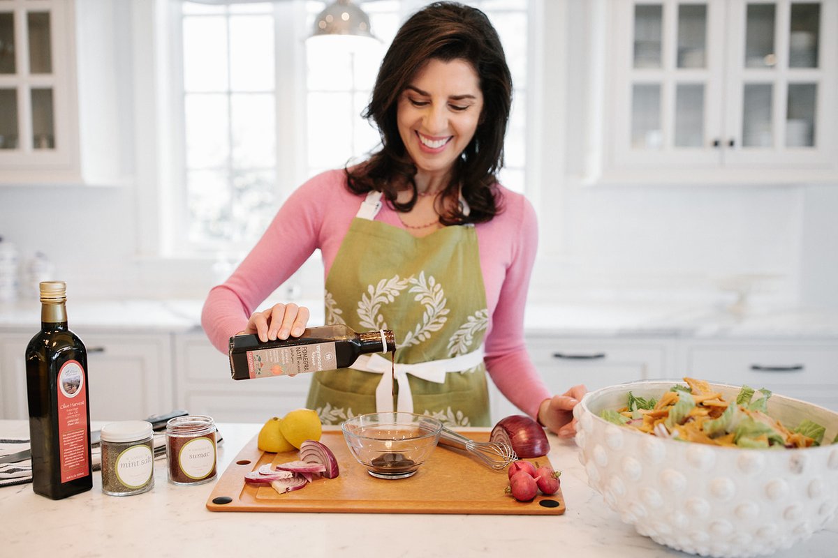 MaureenAbood's tweet photo. THE salad to make for Thanksgiving, and tonight: Fattoush, a crisp romaine salad with crunchy pita chips. The vinaigrette is so so good, with pomegranate, mint, sumac and great EVOO. Get the recipe at https://t.co/fNAUwktjma, ingredients at https://t.co/fhdLaQPZ6k. https://t.co/LmHrCdEQk9