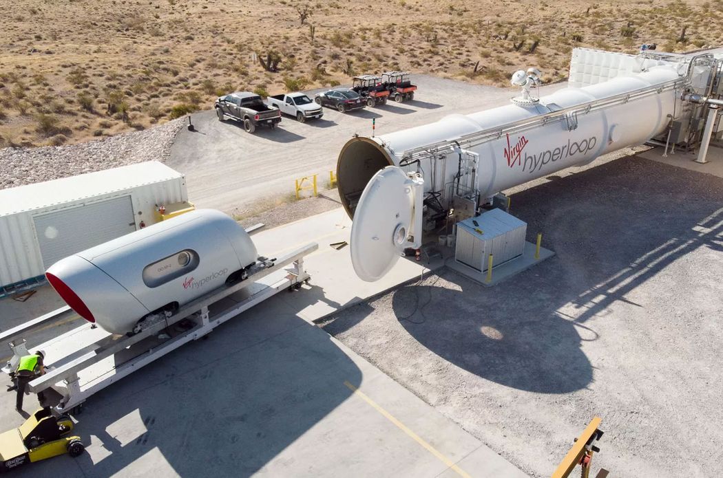 tsogoo82810341's tweet photo. #HyperloopDubai дуунаас хурдан галт тэрэг туршилтын замаар 100 миль/цаг хурдтай давхижээ. Одоо Дубайгаас Абу-Даби ороход 1 цаг зарцуулдаг бол энэ капсул поезд ердөө 12 минутад амжуулчихна. https://t.co/K8ddmLNxvS