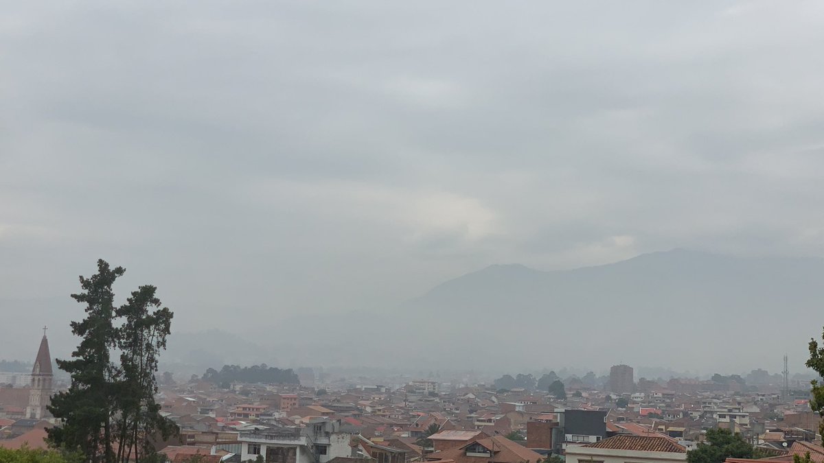 GustavoCardosoM's tweet photo. La jornada fría, brumosa y oscura que se vive este lunes en #Cuenca, NO se debe a la presencia de ceniza volcánica, sino a un fenómeno meteorológico denominado convexión térmica. https://t.co/dltdqFDTaZ