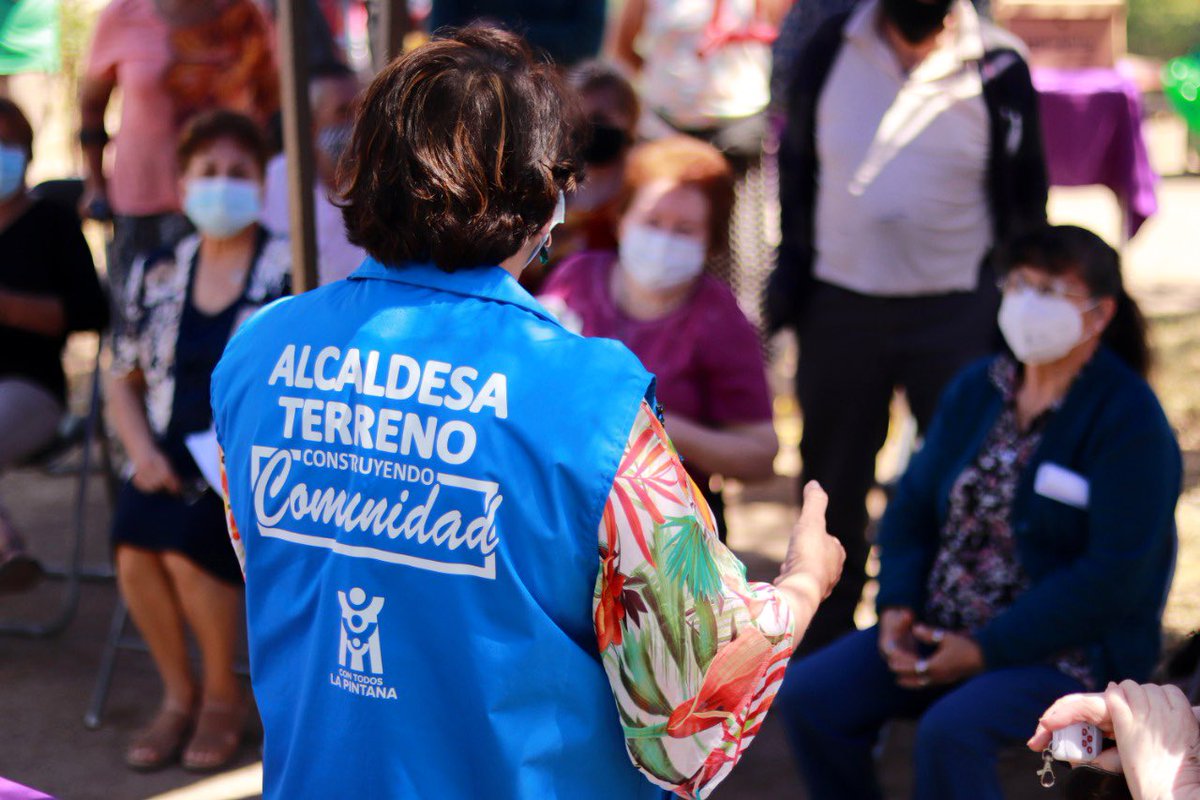 ClaudiaPizarro's tweet photo. Comenzamos la instalación de 2.359 alarmas en poblaciones de La Pintana. No se trata de un simple dispositivo tecnológico: Aquí hay compromiso comunitario y reconstrucción del tejido social. La vida es más linda en comunidad! @SubPrevDelito https://t.co/8hiUfBi0VJ