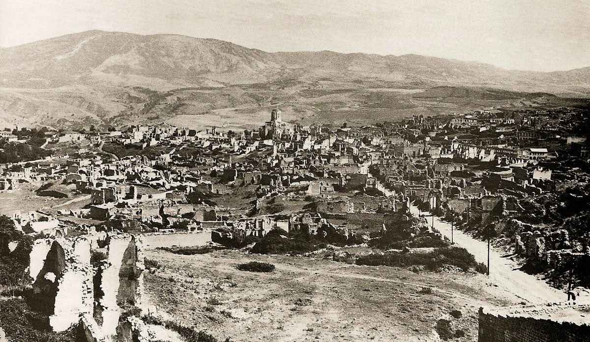Vor 100 Jahren haben Aserbaidschaner und Türken in Schuschi die armenische Bevölkerungsmehrheit abgeschlachtet und das armenische Viertel abgebrannt. 

Heute ist Aserbaidschan gemeinsam mit der NATO-Türkei wieder dort. Die Geschichte wiederholt sich und die Welt bleibt still.