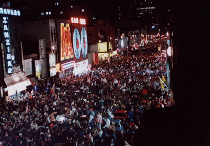 YMCAExchanges's tweet photo. For #YExchangesTogetheratHome check out this online exhibit highlighting some of #Toronto’s best-known landmarks through history. https://t.co/4naAnBsqe4
Here is Yonge Street in 1992 after the Toronto Blue Jays’ first World Series win. @torontolibrary https://t.co/z0HzWN4u5O