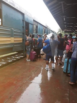 @Ferrocarrilcuba  de #SanctiSpíritus garantiza el traslado de las personas evacuadas hacia sus comunidades de origen. @MitransCuba  #TransportistasActivosEnCovid