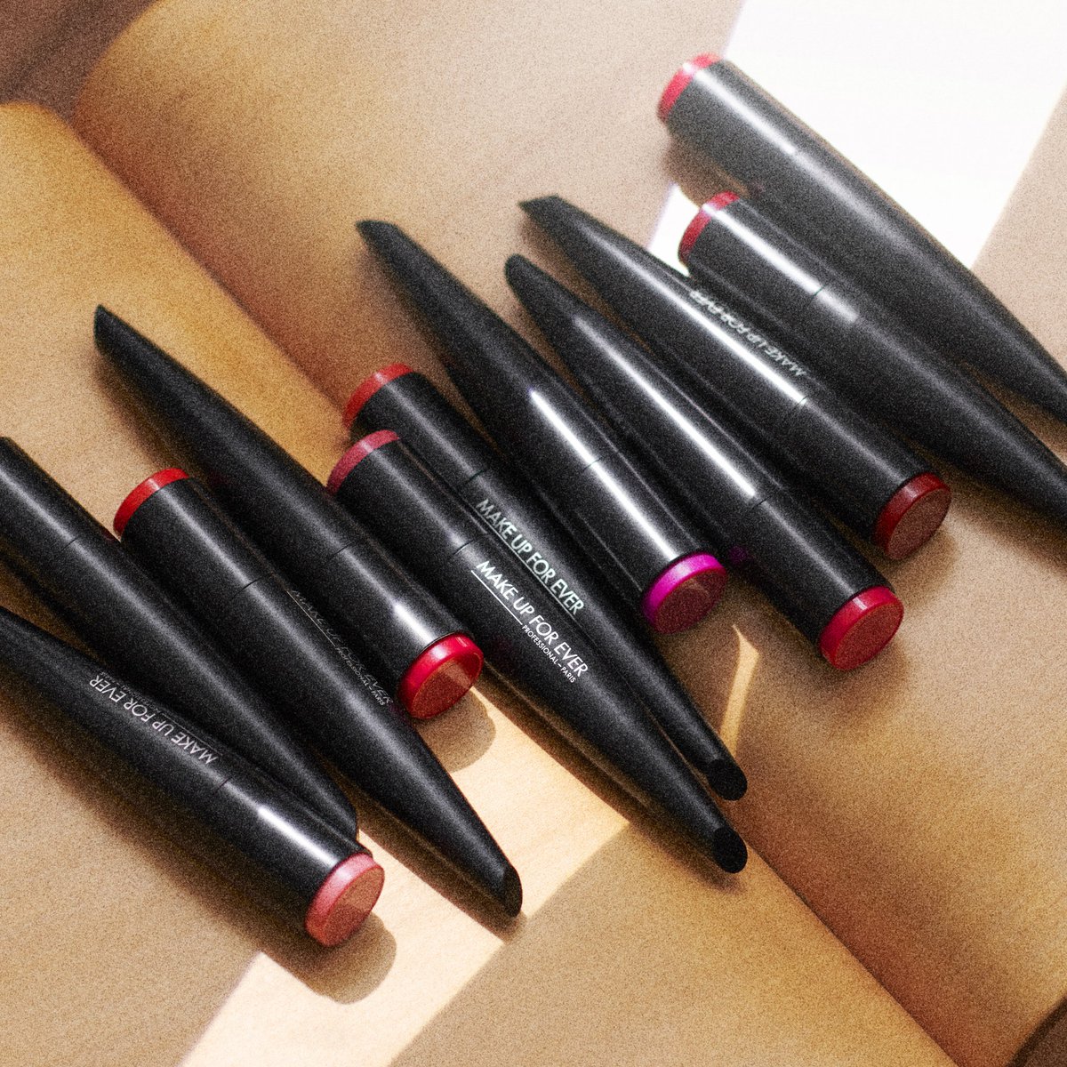 نقدم جديد أحمر الشفاه روج أرتست من ميك أب فور ايفر. مستوحى من فرشاة الشفاه ومتوفر ب-60 درجة لونية قابلة للدمج بمحلات وجوه الآن.

تسوقي الآن 

bit.ly/3n3MBWv

#FacesBeautyMiddleEast #Faces #LiveYourBeauty #وجوه #ROUGEARTIST #روج_أرتست #WEWILLROCKYOU