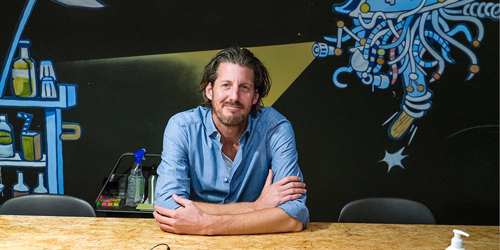 migros's tweet photo. Martin Walthert ist Marketing-Chef der Migros-Tochter @digitec_de @Galaxus und frischgebackener «Werber des Jahres 2020». Das Migros-Magazin sprach mit ihm über gute und schlechte Werbung, die Kraft des Humors – und der Kritik. Hier gehts zum Beitrag: https://t.co/0TWuAQ7ke8 https://t.co/q03gVahBk2