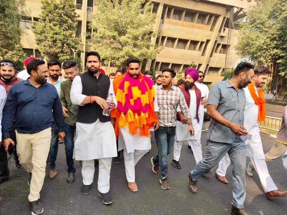 Puneetsandhu075's tweet photo. My heartfelt thnks to all my bro's nd those who hv elected me 4 this prestigious position of president gndu. I don't have the words 2 express my gratitude. With ur support,I know that v can wrk together to better ourselves nd improve d functioning of this team.
@AkshaySharmaOrg https://t.co/lRFD6ZMtUC