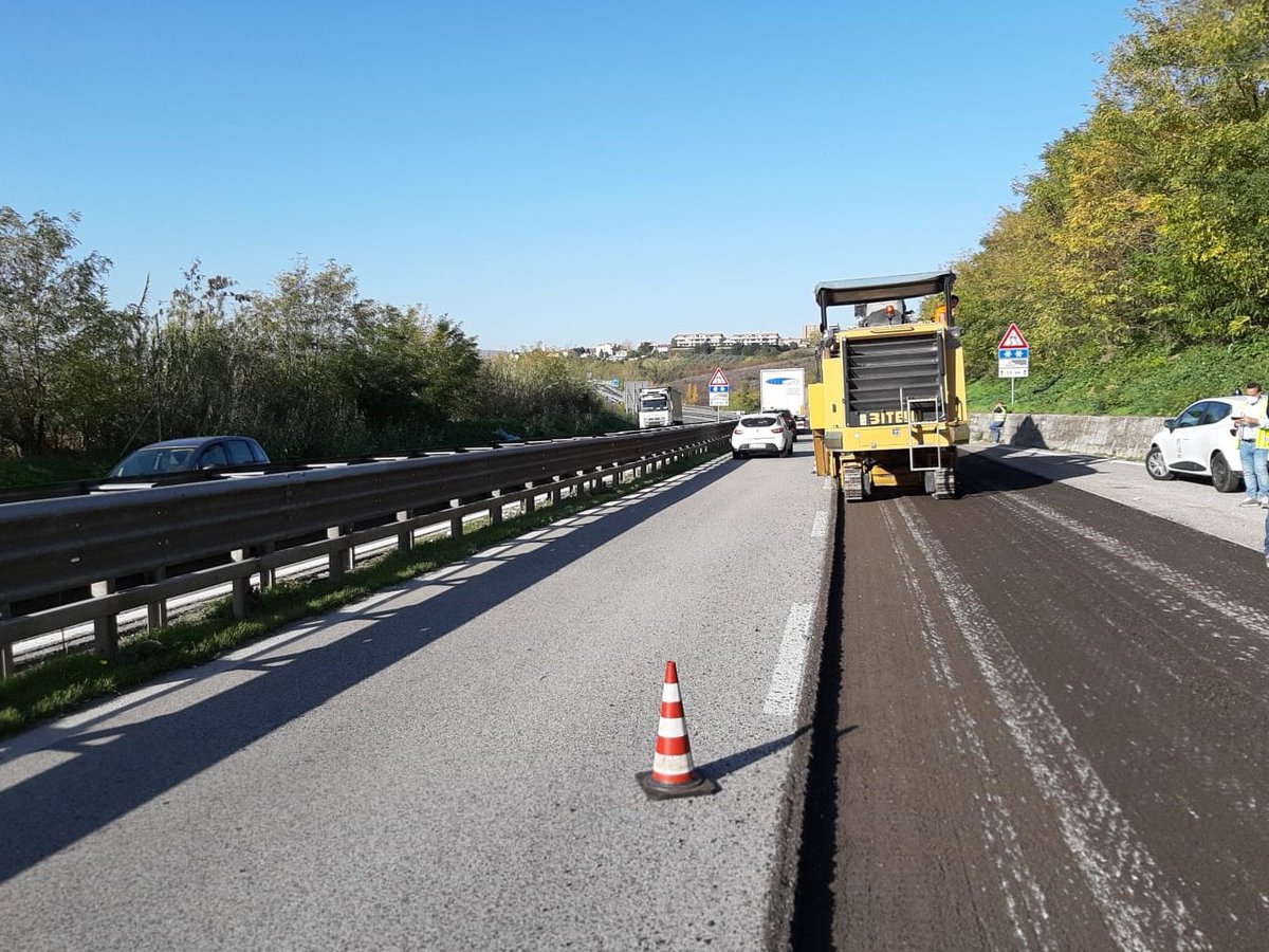 clientiANAS's tweet photo. 🚧#Manutenzione #Anas in #Campania 🚧
🚜Avviati i #lavori di pavimentazione in provincia di #Benevento.
👉Qui siamo su #SS372 #Telesina 📸 https://t.co/t6E33r9tbD