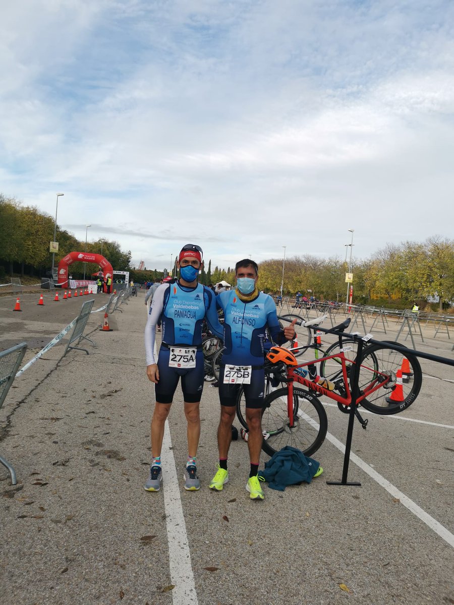 PacoPaniwater's tweet photo. Este fin de semana ha tocado correr la contrarreloj por equipos en el Ecodumad -Campeonato Madrid Duatlon Road en el Parque Warner. Bajo un estricto protocolo Covid19.  ‍🏃‍♂️+🚴‍♂️+🏃‍♂️=👍. Vamos!!. #CDValdebebas #opticaliaprosperidad https://t.co/tCmcWXquOk