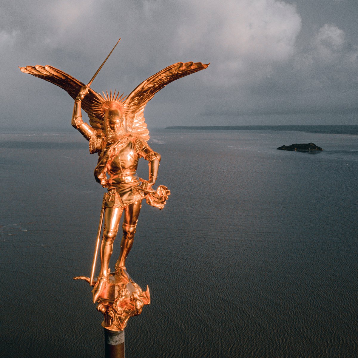 EPMontStMichel's tweet photo. Bonjour Twitter, 
on vous propose un #jeudiphoto tout en lumière sur l'archange 🌟

#MontSaintMichel #ArchangeMichael #drone #sunset 
📸Air2d3 / AFPphoto https://t.co/wf1vsL8vXA