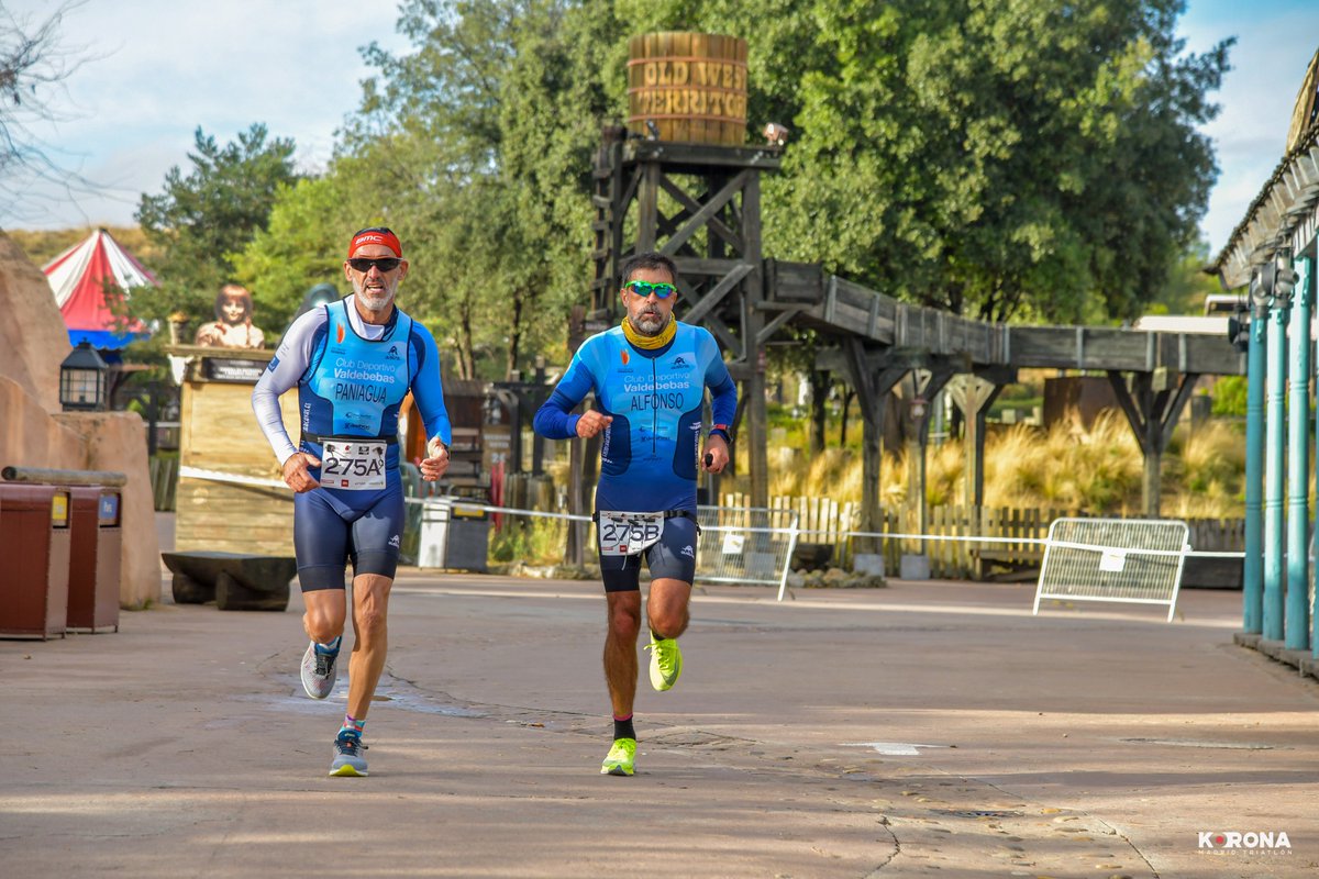 PacoPaniwater's tweet photo. Este fin de semana ha tocado correr la contrarreloj por equipos en el Ecodumad -Campeonato Madrid Duatlon Road en el Parque Warner. Bajo un estricto protocolo Covid19.  ‍🏃‍♂️+🚴‍♂️+🏃‍♂️=👍. Vamos!!. #CDValdebebas #opticaliaprosperidad https://t.co/tCmcWXquOk