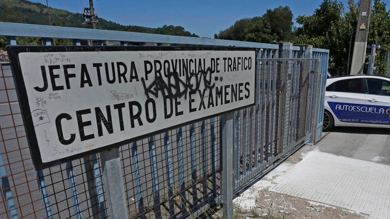 Pontevedrate's tweet photo. #SUMA Mañá reunirémonos con 11 autoescolas da cidade para lles explicar a nova ordenanza de mobilidade amábel de Pontevedra. 

➡️ Esta xuntanza está encadrada en Pontevedra SUMA, a campaña de difusión desta nova ordenanza.

➕ℹ️ https://t.co/btXLv8u5Mm

#ModeloDeCidade #EfectoPO2 https://t.co/kVTCeAfdxz