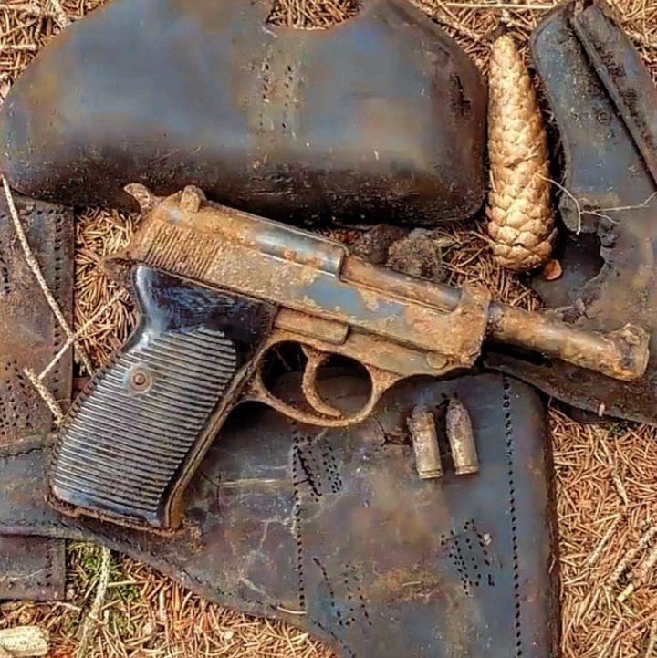 FirearmsNewsMag's tweet photo. Eastern European find.......don't you wish you could dig stuff like this up in your backyard?
#gunsdaily #guns #2a #gunsofinstagram #tactical #pewpew #weaponsdaily #firearmsnews #rifle #ar15 #firearms #weapons #militaryhistory #worldwar2 #battlefieldfinds #germanweapons https://t.co/doiKrUdv17