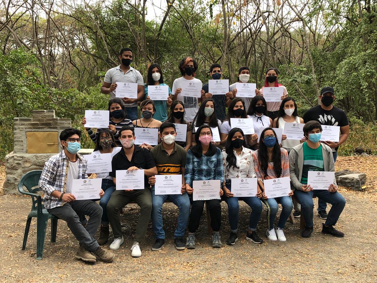 fcvespol's tweet photo. Estudiantes de la carrera de Biología aprobaron entre las mejores calificaciones el "Curso de intérpretes ambientales 2020" de Bosque Protector Cerro Blanco. Entre ellos, estudiantes integrantes del club estudiantil @ClubKawsay perteneciente a la FCV. https://t.co/XZ8ZfnxrAm