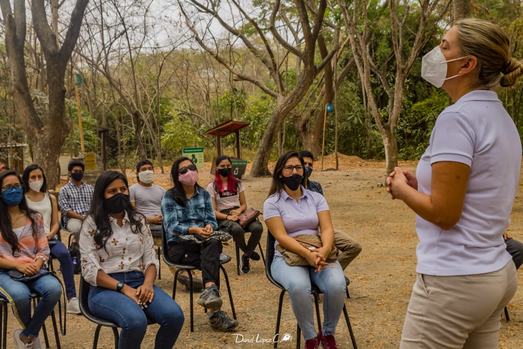 fcvespol's tweet photo. Estudiantes de la carrera de Biología aprobaron entre las mejores calificaciones el "Curso de intérpretes ambientales 2020" de Bosque Protector Cerro Blanco. Entre ellos, estudiantes integrantes del club estudiantil @ClubKawsay perteneciente a la FCV. https://t.co/XZ8ZfnxrAm