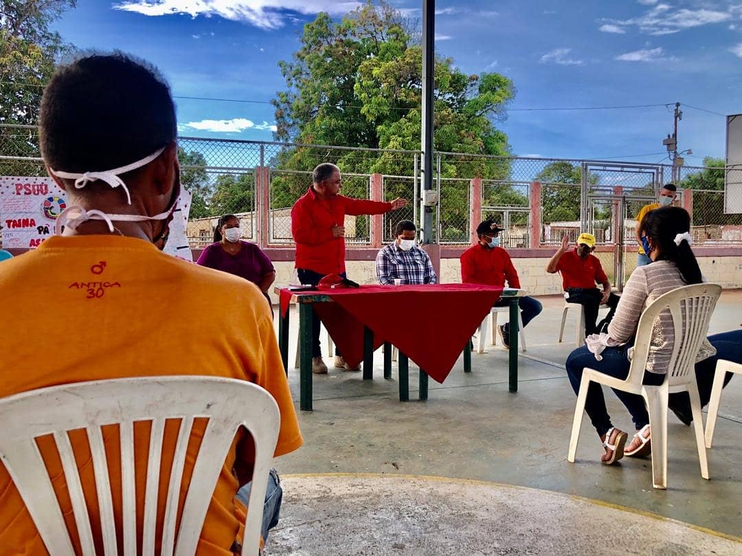 PsuvzuliaApc's tweet photo. Candidatos a la Asamblea Nacional @juangarciatv y Yeritzon Ríos encabezaron encuentro con Comunicadores CLAP de la parroquia Venancio Pulgar en Maracaibo. @PartidoPSUV #VenezuelaDigital #TiempoDeElegir https://t.co/3yQnCHEBX3