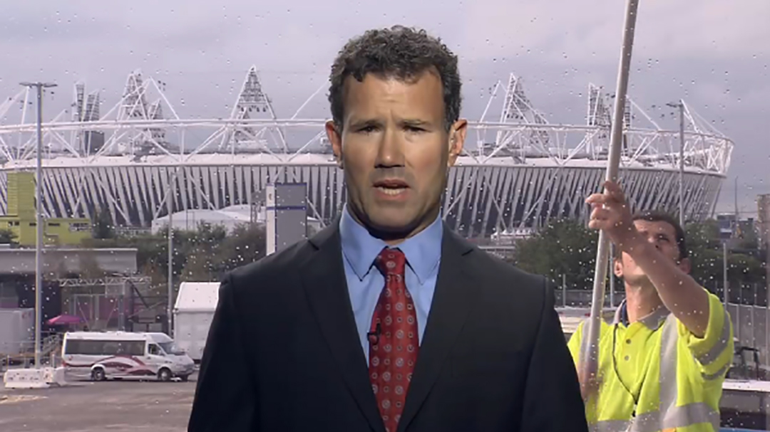 That moment when  @TJQuinnESPN found himself on the clean side of a dirty window during his liveshot from the London Olympics.A thread. (2 of 8)