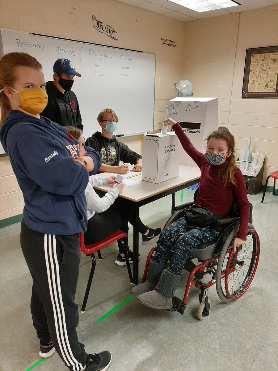 bbillardmar's tweet photo. Students getting their "democracy" on with a mock vote in socials 1201 @hthtigers https://t.co/taDVNyWJKH