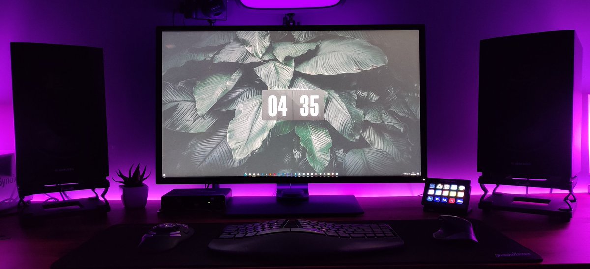 WPTutz's tweet image. There's something super satisfying about cleaning up your computer desktop and adding some customisation with tools like #Rainmeter &amp;amp; #TaskbarX