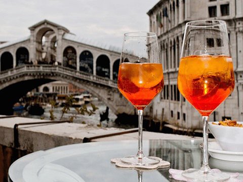 #Food #DidYouKnow that famous “spritz” was presumably born during the twenties between Venice and Padua, when it was decided to combine sparkling wine with Aperol (a Paduan product) or Select (produced by the Venetian Pilla). 

Have you ever tried it? 🍷

#Italy #9novembre