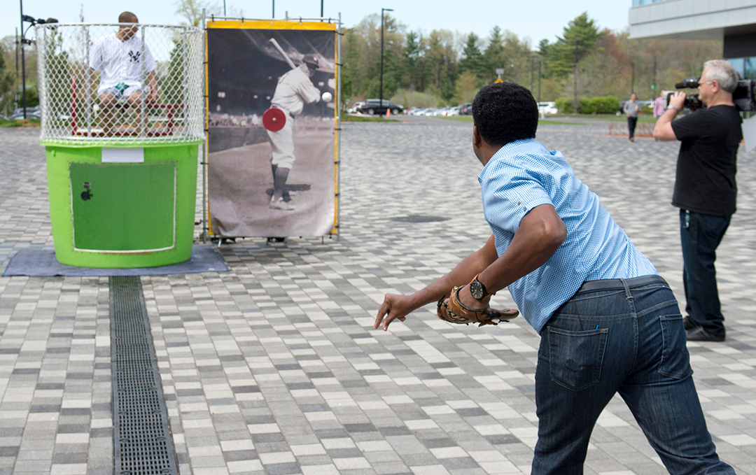 That moment when we woke up the damn Bambino so that  @45PedroMartinez could drill him in the ass. A thread. (6 of 8)