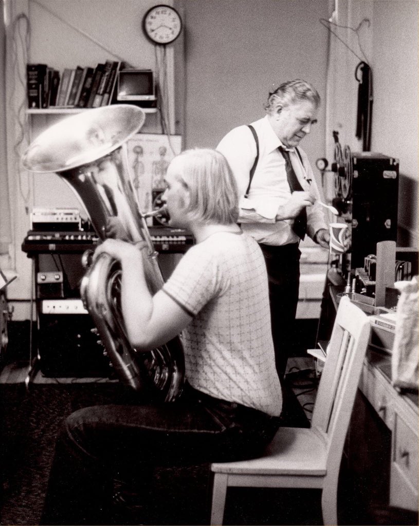 2baMike's tweet image. The lower note is the teacher to the upper note. … Las notas graves son las profesoras de las notas agudas. #ArnoldJacobs #JakePed #ArnoldJacobsenEspanol.com