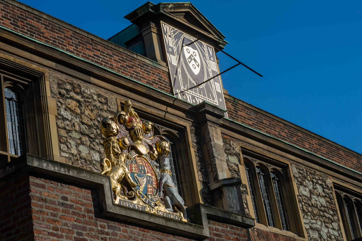 CharterhouseEC1's tweet photo. The sundial that overlooks Master's Court was probably an commission by Thomas Howard, 4th Duke of Norfolk when he owned the Charterhouse (up till 1572), and made many additions and enhancements. #FeatureFridays @Historic_Houses #Tudors #Ridolfiplot #MuseumFromHome https://t.co/Tj5f9VdQrS