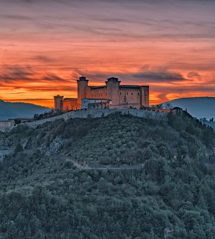 Italia's tweet photo. An intense sunset enhances the beauty of #Spoleto’s Rocca Albornonziana which stands on Colle S.Elia, covered with hundreds of olive trees which produce the tasty PDO Umbria extra-virgin #oliveoil 👉 https://t.co/FSI2gVR2nN
#umbriagreenheartofitaly
📷 IG francesco_tini_ https://t.co/5bmnji5LGe