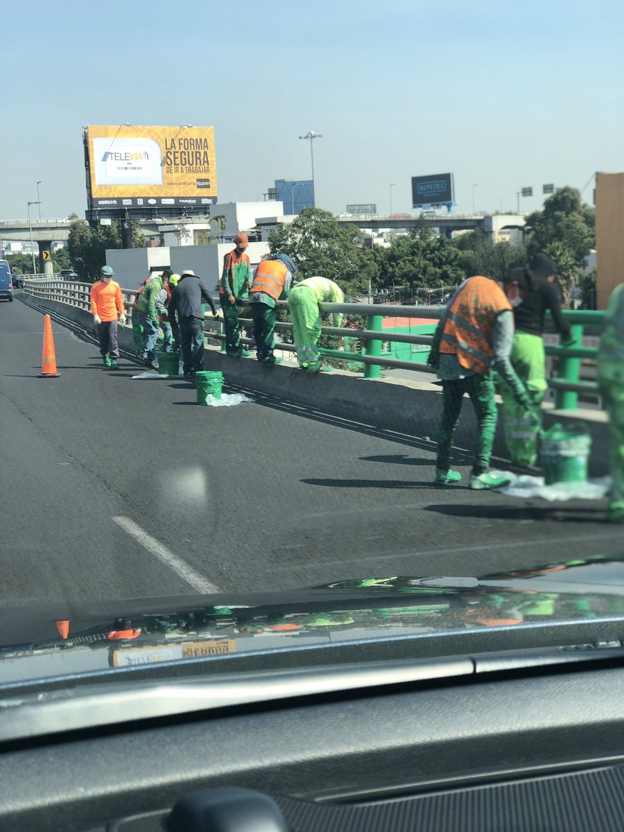 Chris_ps's tweet photo. @GobCDMX @Claudiashein no podrían hacer estos trabajos de mantenimiento en la madrugada?? Generan mucho caos vial en 2o piso https://t.co/aNziWJZ28s