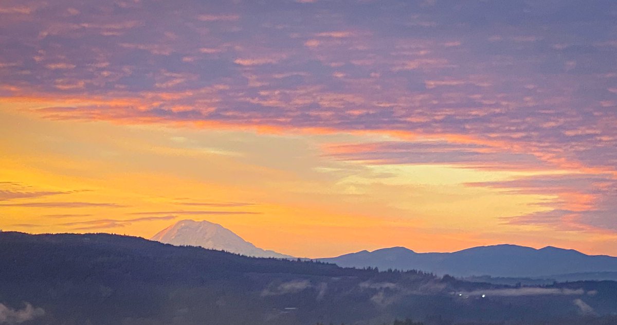 iamsridesh's tweet photo. Such an awesome start to the day.. million shares outs sunrise 😀 

Have a beautiful day everyone 👍

#BeautifulWAState #BeautifulPNW https://t.co/HHWfy8INwi