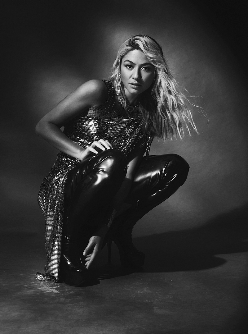 1883Magazine's tweet photo. Australian singer-songwriter @malikoa talks about the sonic + narrative journey she hopes listeners will go through on her debut album #HUNGER out this month.
/
In the #RISQUÉissue
order via-- >https://t.co/3yUV48HMX2
/
📸 #DavidReiss 👗 #VesaPerakyla
#malikoa #1883magazine https://t.co/2r2DdGY5f6