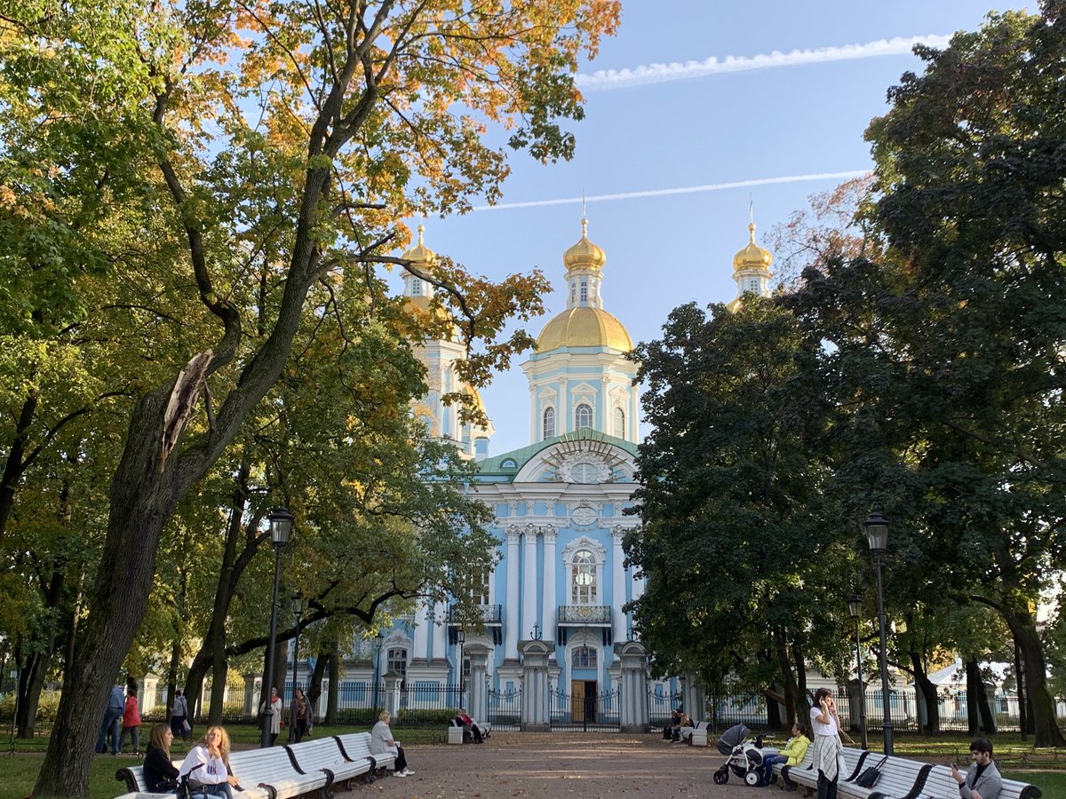 #Beautiful architectural monument of baroque, St Nicholas Naval #Cathedral is one of the smartest religious constructions of #SaintPetersburg. Blue color of the facade & golden domes create a sense of festivity and splendor. st-petersburg.guide/whattosee/st-n… #annagaplichnaya