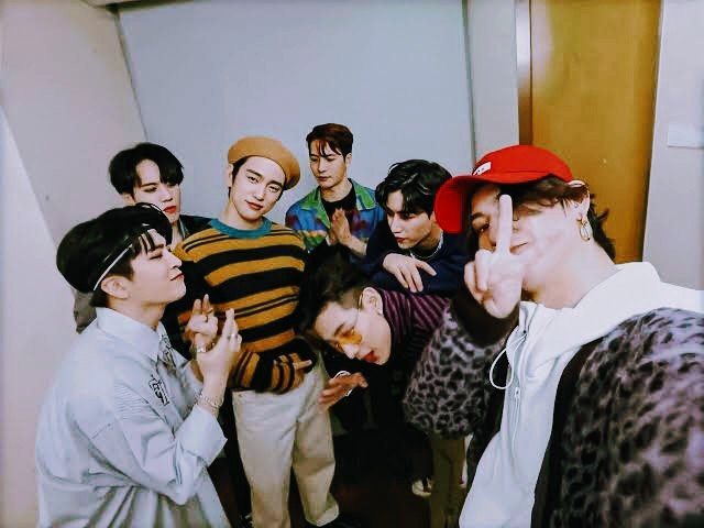 Defkyum_GRM7's tweet photo. ➳ ♡; Mı vıdα se bαsα en reı́r, llorαr, extrαñαr, votαr, respırαr ч vıvır por cuαtro coreαnos, un chıno, un tαılαndés ч un αmerıcαno. ੈ✩‧ https://t.co/Ax1qxj9HUh