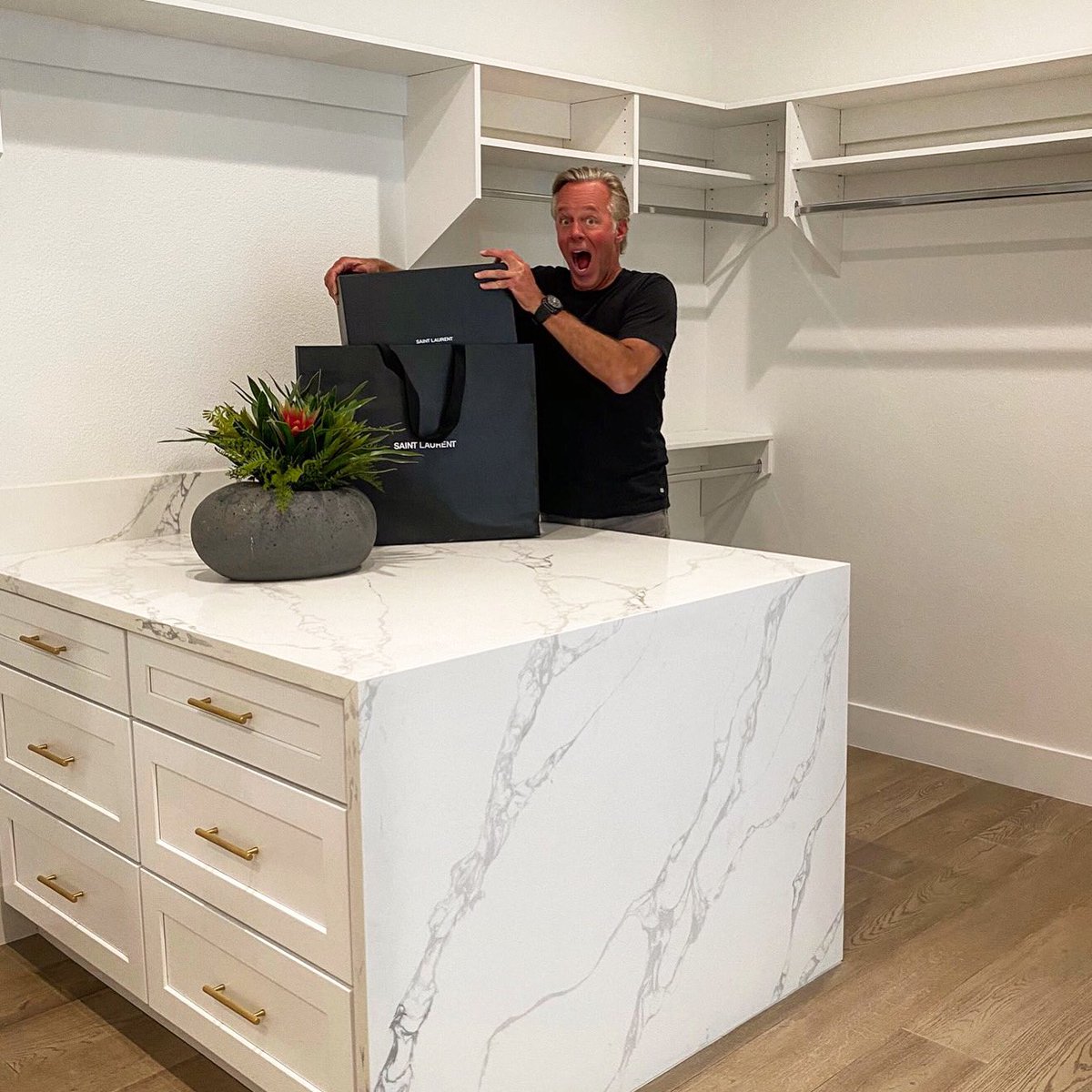 Scott_Yancey's tweet image. My newly renovated flip has a new his/her’s island w/waterfall edge ... ok mostly her’s! #renovate #flip #design #quartz #realestate #entrepreneur #remodel #vegas