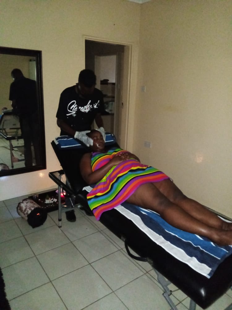justLayla__'s tweet photo. Guess who just got her first ever massage session  courtesy of The Amazing😍@AlphaNchenje and @kamosoafrica. Thank you so much @AlphaNchenje, you really have gifted hands, I enyoyed every moment💕.
#KamosoAfrica #TomorrowNow #LemepeLaRona https://t.co/gWTBgIpT3J
