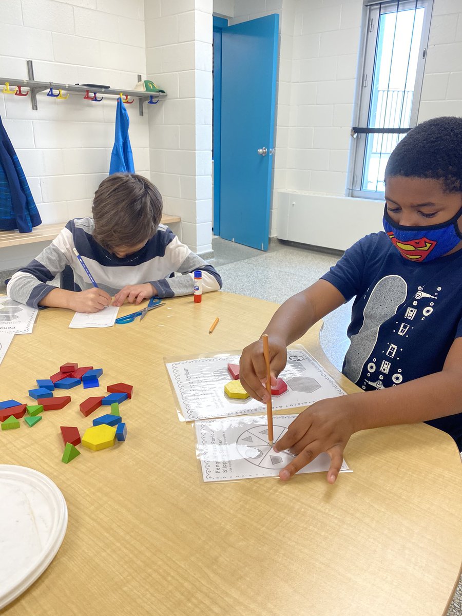 MrsDorsey_ocsb's tweet photo. All about angles! We had fun working on making pizzas using different polygons 🍕🍕 #ocsbMath #sjaNumeracy https://t.co/cVeB5CAHdB