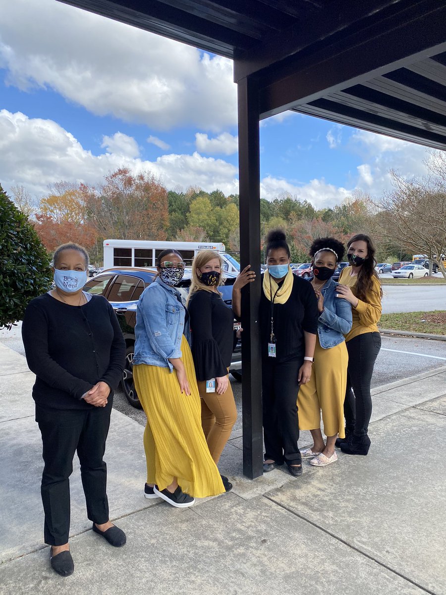 chrisleycreator's tweet photo. No Place for Hate Day 1: Black & Yellow #teamfifth #180daysinthelifeofateacher @CobbSchools @PowderSpringsES https://t.co/QvOcJbJmgK