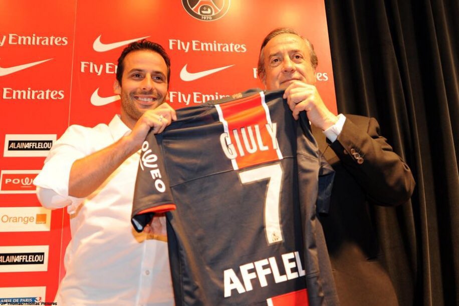 Villeneuve contribuera à ce mercato avec l’arrivée de Claude Makelele de Chelsea gratuitement et Ludovic Giuly de l’AS Roma pour 2,5M d’euros. Deux grands joueurs qui apporteront leur savoir-faire et leur expérience, ce que le PSG avait grandement besoin !