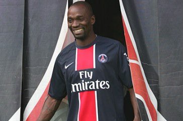 Villeneuve contribuera à ce mercato avec l’arrivée de Claude Makelele de Chelsea gratuitement et Ludovic Giuly de l’AS Roma pour 2,5M d’euros. Deux grands joueurs qui apporteront leur savoir-faire et leur expérience, ce que le PSG avait grandement besoin !