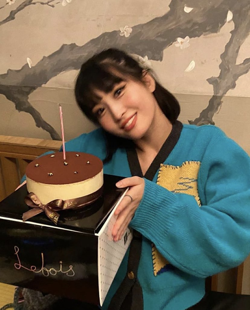 heexzy_'s tweet photo. queria😳 tá💟 navegando🚢 e ✅ te👉🏻 contando🗣️ e te👉🏻 falando🙈 o quanto que☹️ eu te amo🙏🏻❤️😭

não aguentei KAKAKAKAKAKJJ

ela merece o mundo e muito mais,orgulho de ter conhecido o twice ☹️

#HappyBirthdayMomo https://t.co/Ythvxu6Rej
