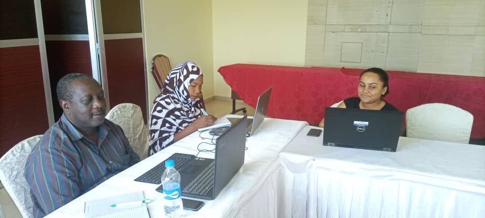 crafteastafrica's tweet photo. Post-award training with TEMNAR Company Limited, one of the CRAFT supported businesses that process sunflower in the Southern region of Tanzania. Through the partnership, TEMNAR will impact 2000 smallholder farmers.#ResilientValueChains #craft https://t.co/cHDsz4E0aV