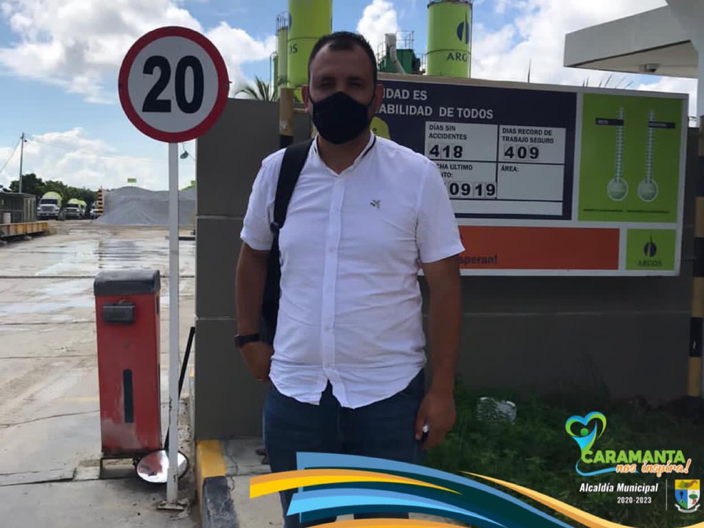 Julian_Granada's tweet photo. Gracias a la Planta Principal de Cementos ARGOS, estamos en Barranquilla, hoy el municipio de Caramanta recibe una donación de Cemento sin precedentes por el buen manejo al mismo. Avanzaremos en la zona Urbana y rural con Obras Civiles para el bienestar. #GraciasArgos # https://t.co/4PUMffDe6S