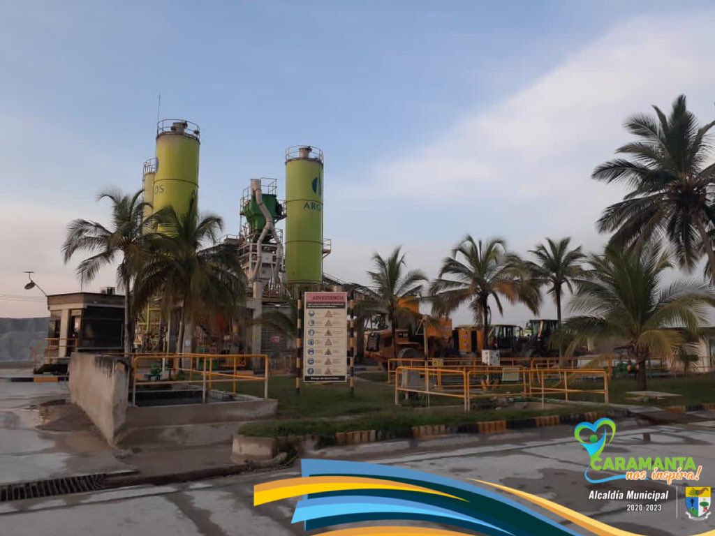 Julian_Granada's tweet photo. Gracias a la Planta Principal de Cementos ARGOS, estamos en Barranquilla, hoy el municipio de Caramanta recibe una donación de Cemento sin precedentes por el buen manejo al mismo. Avanzaremos en la zona Urbana y rural con Obras Civiles para el bienestar. #GraciasArgos # https://t.co/4PUMffDe6S