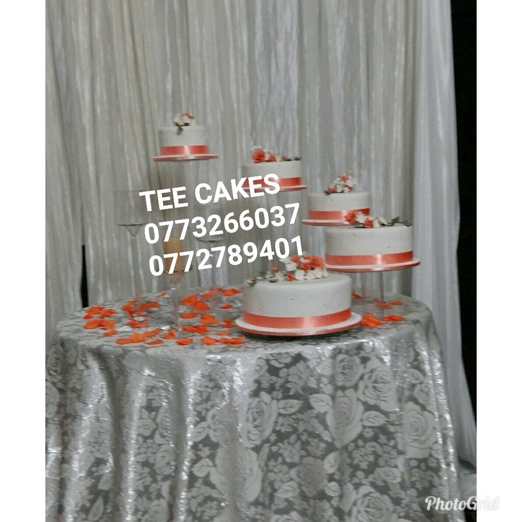 TEECakes10's tweet photo. Some wedding cakes from a few years back https://t.co/diyJwKXLLV