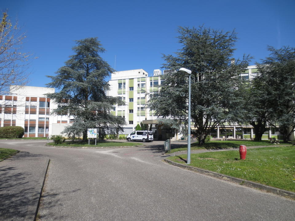 grandlyon's tweet photo. 🏥 L'ancien hôpital gériatrique Charial va devenir un centre d'hébergement d'urgence, notamment pour les femmes isolées avec enfant. La Métropole de #Lyon soutient ce projet pour venir en aide aux plus démunis.

👉 https://t.co/ccKm19Mhnr https://t.co/N3Gkdccqc2